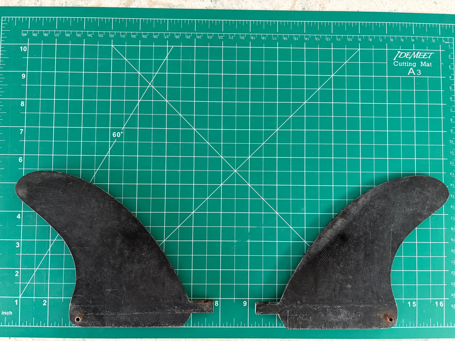 used Bahne Box base 4 3/8" twin fin set in black fiberglass flat site up