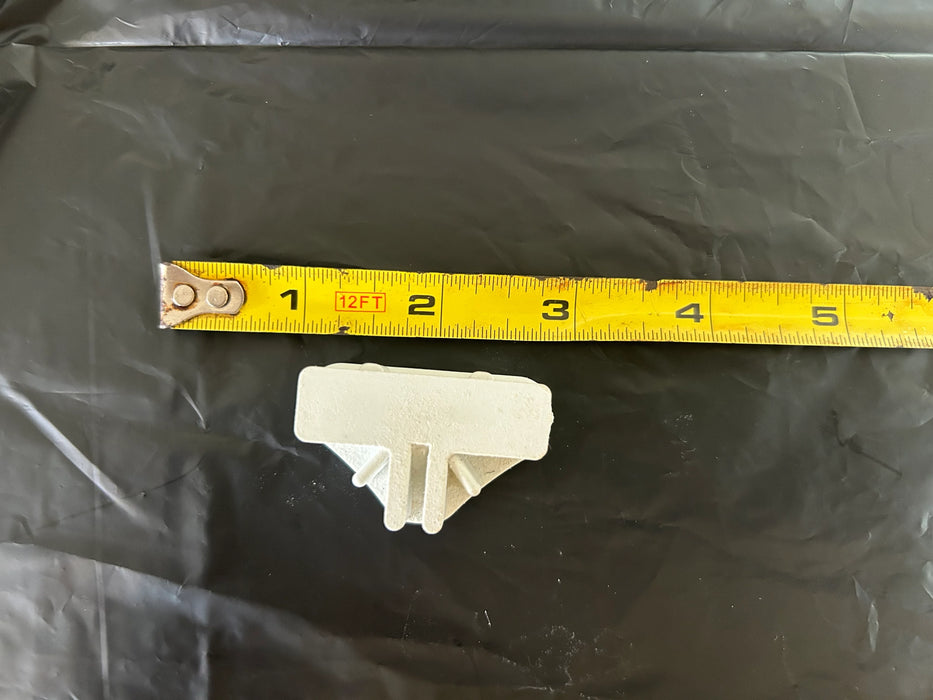 Futures Fins C5 Twinzer Fin Box
white fin box measuring 2.5"x2.5" one bottom view with yellow ruler