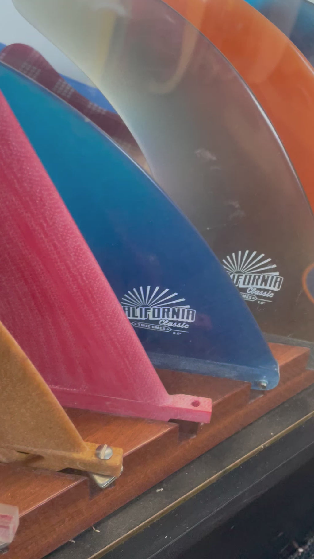 Wood base to display surfboard fins